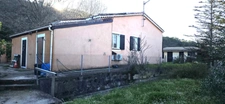 Villa T4 de 93 m2 avec annexes et piscine sur 2229 m2 de terrain.