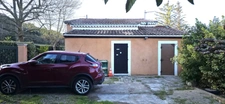 Villa T4 de 93 m2 avec annexes et piscine sur 2229 m2 de terrain.