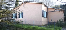 Villa T4 de 93 m2 avec annexes et piscine sur 2229 m2 de terrain.