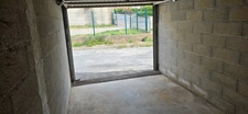 Box fermé de 12 m2 avec mezzanine.