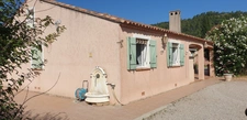 Spacieuse villa T6 de 151 m2 sur 1202 m2 de terrain avec garage et piscine. 