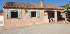 Spacieuse villa T6 de 151 m2 sur 1202 m2 de terrain avec garage et piscine. 
