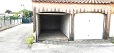 Box fermé de 12 m2 avec mezzanine.