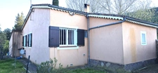Villa T4 de 93 m2 avec annexes et piscine sur 2229 m2 de terrain.