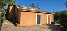 Villa T4 de 93 m2 avec annexes et piscine sur 2229 m2 de terrain.
