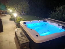 superbe villa de 121 m hab + garage (mitoyen avec voisin) sur 617 m de terrain clos avec piscine et SPA 6 places, 4 chs, sej 31 m cuis US équipée 14 m2 buand, garage, 
