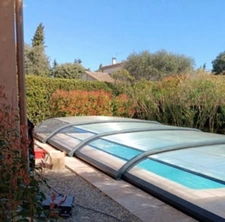superbe villa de 121 m hab + garage (mitoyen avec voisin) sur 617 m de terrain clos avec piscine et SPA 6 places, 4 chs, sej 31 m cuis US équipée 14 m2 buand, garage, 