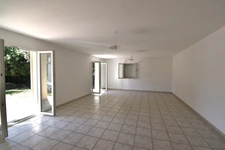 BOLLENE, quartier résidentiel, jolie villa de pl pied T4 de 103 m2 + garage construite en 2000 sur terrain clos de 971 m2
