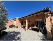 superbe villa de 121 m hab + garage (mitoyen avec voisin) sur 617 m de terrain clos avec piscine et SPA 6 places, 4 chs, sej 31 m cuis US équipée 14 m2 buand, garage, 