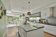 ST RESTITUT, rare, maison contemporaine de 193 m² hab plus garage et piscine 10X5 sur 2000 m boisés de chênes au calme 