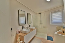 ST RESTITUT, rare, maison contemporaine de 193 m² hab plus garage et piscine 10X5 sur 2000 m boisés de chênes au calme 