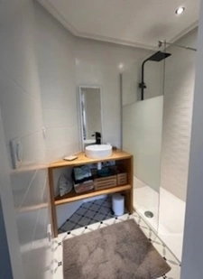 ST RESTITUT, rare, maison contemporaine de 193 m² hab plus garage et piscine 10X5 sur 2000 m boisés de chênes au calme 