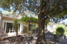 ST RESTITUT, rare, maison contemporaine de 189 m² hab plus garage et piscine 10X5 sur 2000 m boisés de chênes au calme 