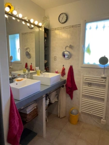 superbe villa de 121 m hab + garage (mitoyen avec voisin) sur 617 m de terrain clos avec piscine et SPA 6 places, 4 chs, sej 31 m cuis US équipée 14 m2 buand, garage, 