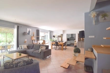 ST RESTITUT, rare, maison contemporaine de 193 m² hab plus garage et piscine 10X5 sur 2000 m boisés de chênes au calme 