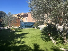superbe villa de 121 m hab + garage (mitoyen avec voisin) sur 617 m de terrain clos avec piscine et SPA 6 places, 4 chs, sej 31 m cuis US équipée 14 m2 buand, garage, 