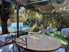 ST RESTITUT, rare, maison contemporaine de 189 m² hab plus garage et piscine 10X5 sur 2000 m boisés de chênes au calme 