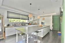 ST RESTITUT, rare, maison contemporaine de 193 m² hab plus garage et piscine 10X5 sur 2000 m boisés de chênes au calme 