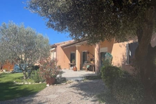 superbe villa de 121 m hab + garage (mitoyen avec voisin) sur 617 m de terrain clos avec piscine et SPA 6 places, 4 chs, sej 31 m cuis US équipée 14 m2 buand, garage, 