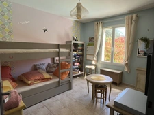 superbe villa de 121 m hab + garage (mitoyen avec voisin) sur 617 m de terrain clos avec piscine et SPA 6 places, 4 chs, sej 31 m cuis US équipée 14 m2 buand, garage, 