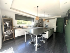ST RESTITUT, rare, maison contemporaine de 189 m² hab plus garage et piscine 10X5 sur 2000 m boisés de chênes au calme 