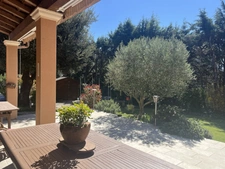 superbe villa de 121 m hab + garage (mitoyen avec voisin) sur 617 m de terrain clos avec piscine et SPA 6 places, 4 chs, sej 31 m cuis US équipée 14 m2 buand, garage, 