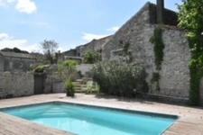 Region GRIGNAN, rare bénéficiant d'une vue sur le Ventoux,  charmante maison en pierres rénovée avec jardinet piscine et studio mezzanine indépendant