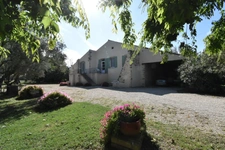 secteur PIERRELATTE, au calme,bâtisse ancienne restaurée avec 230 m de dépendances sur terrain arboré de  5700 m2 paysagé de grands arbres d'ornement et oliviersMaison à vendre 6 pièces DONZE