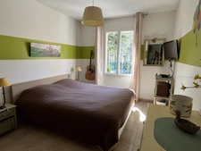 superbe villa de 121 m hab + garage (mitoyen avec voisin) sur 617 m de terrain clos avec piscine et SPA 6 places, 4 chs, sej 31 m cuis US équipée 14 m2 buand, garage, 