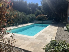 superbe villa de 121 m hab + garage (mitoyen avec voisin) sur 617 m de terrain clos avec piscine et SPA 6 places, 4 chs, sej 31 m cuis US équipée 14 m2 buand, garage, 
