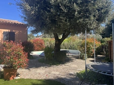 superbe villa de 121 m hab + garage (mitoyen avec voisin) sur 617 m de terrain clos avec piscine et SPA 6 places, 4 chs, sej 31 m cuis US équipée 14 m2 buand, garage, 