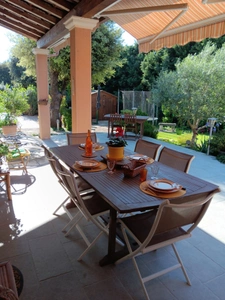 superbe villa de 121 m hab + garage (mitoyen avec voisin) sur 617 m de terrain clos avec piscine et SPA 6 places, 4 chs, sej 31 m cuis US équipée 14 m2 buand, garage, 