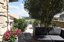 Region GRIGNAN, rare bénéficiant d'une vue sur le Ventoux,  charmante maison en pierres rénovée avec jardinet piscine et studio mezzanine indépendant