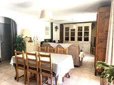superbe villa de 121 m hab + garage (mitoyen avec voisin) sur 617 m de terrain clos avec piscine et SPA 6 places, 4 chs, sej 31 m cuis US équipée 14 m2 buand, garage, 
