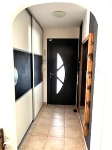 superbe villa de 121 m hab + garage (mitoyen avec voisin) sur 617 m de terrain clos avec piscine et SPA 6 places, 4 chs, sej 31 m cuis US équipée 14 m2 buand, garage, 