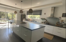 ST RESTITUT, rare, maison contemporaine de 189 m² hab plus garage et piscine 10X5 sur 2000 m boisés de chênes au calme 