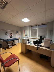  BEL EMPLACEMENT LOCAL / BUREAU A VENDRE DE 274M² AVEC PARKINGS.