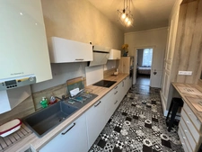 APPARTEMENT F5 DANS PETIT IMMEUBLE BOURGEOIS. 