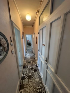 APPARTEMENT F5 DANS PETIT IMMEUBLE BOURGEOIS. 