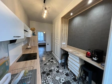 APPARTEMENT F5 DANS PETIT IMMEUBLE BOURGEOIS. 