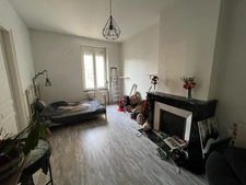 APPARTEMENT F5 DANS PETIT IMMEUBLE BOURGEOIS. 