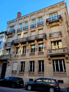 APPARTEMENT  F7 DANS TRES BEL IMMEUBLE BOURGEOIS !!!