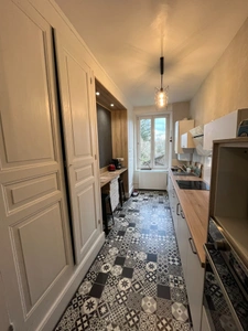 APPARTEMENT F5 DANS PETIT IMMEUBLE BOURGEOIS. 