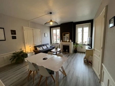 APPARTEMENT F5 DANS PETIT IMMEUBLE BOURGEOIS. 