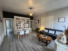 APPARTEMENT F5 DANS PETIT IMMEUBLE BOURGEOIS. 