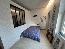 APPARTEMENT F5 DANS PETIT IMMEUBLE BOURGEOIS. 