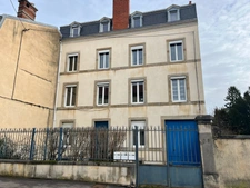 APPARTEMENT F5 DANS PETIT IMMEUBLE BOURGEOIS. 