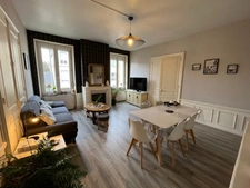 APPARTEMENT F5 DANS PETIT IMMEUBLE BOURGEOIS. 