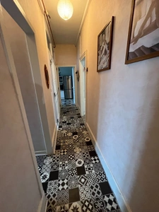 APPARTEMENT F5 DANS PETIT IMMEUBLE BOURGEOIS. 