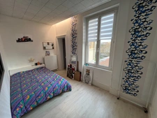 APPARTEMENT F5 DANS PETIT IMMEUBLE BOURGEOIS. 